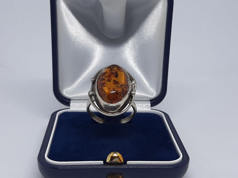 Piękny pierścionek ze srebra, srebro 925 z bursztynem