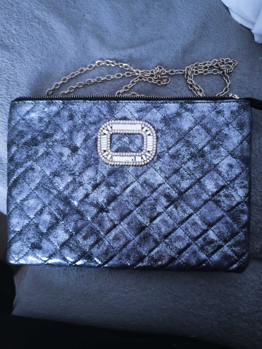 Koktajlowa torebka wieczorowa w odcieniu srebrnego jeansu