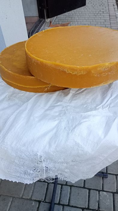 Продамо віск пчолиний з власної пасіки.Витоплений власноруч.