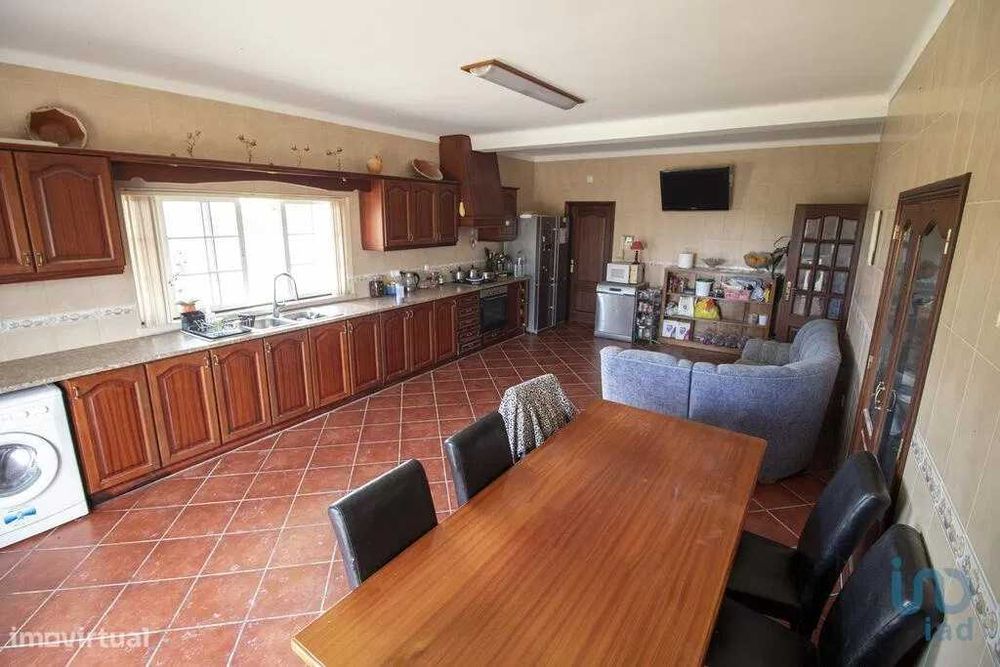 Quinta para venda com 2 moradias prontas e uma área de 9820 metros quadrados.