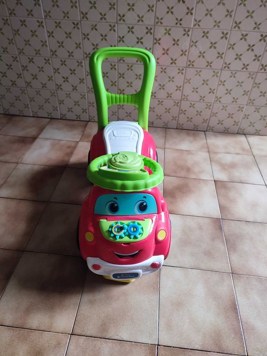 Carro Andador Clementoni
Usado sozinho ou com a ajuda de um adulto