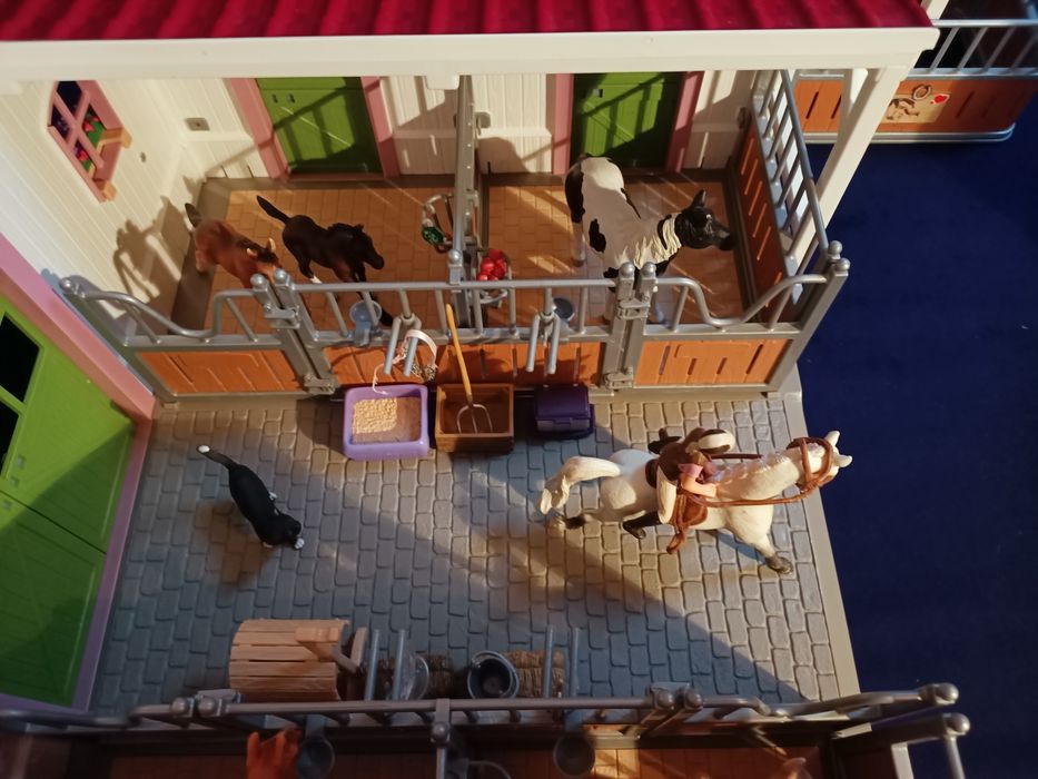 Stajnia Schleich biala kompletny zestaw z gratisami