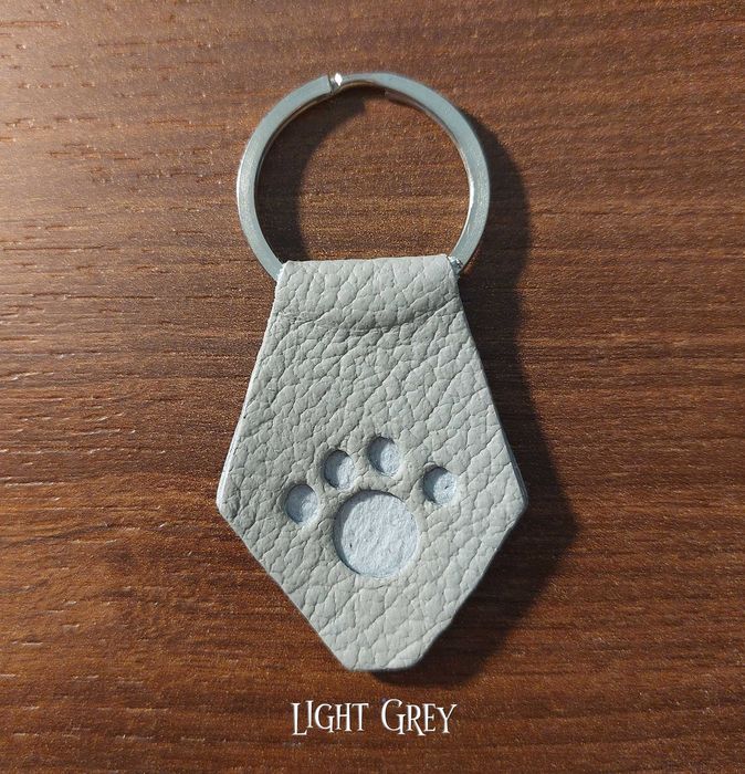 Quki - Skórzany brelok "O-Paws" handmade, psia łapa - Light Grey