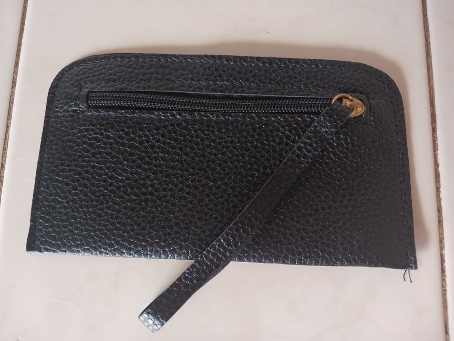 Malas e carteiras de várias cores