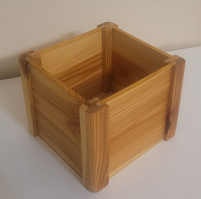 Drewniany pojemnik
