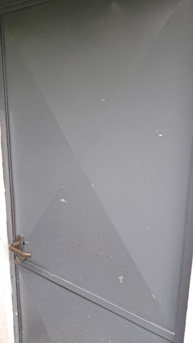 Porta em ferro + aro e grelhas laterais