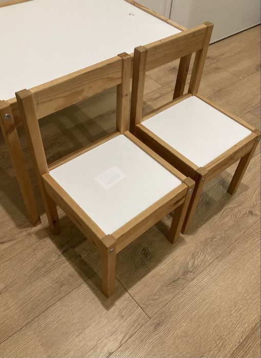 Mesa para criança com cadeiras