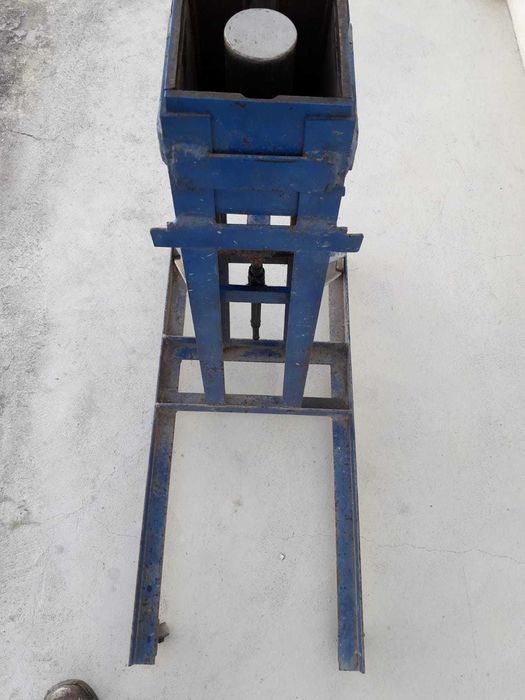 Prensa manual para fabricação de tijoleiras de pavimento.