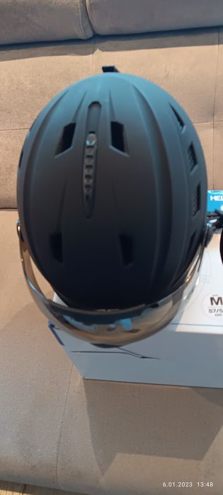 Kask narciarski z przesłoną