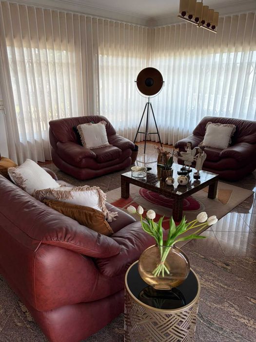 Sofas em pele e madeira