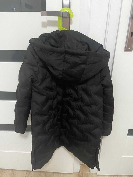 Kurtka zimowa dziewczęca czarna Reserved 134 ocieplana z kapturem