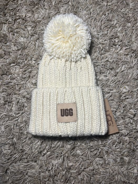 Zimowa czapka ugg z pomponem beżowa