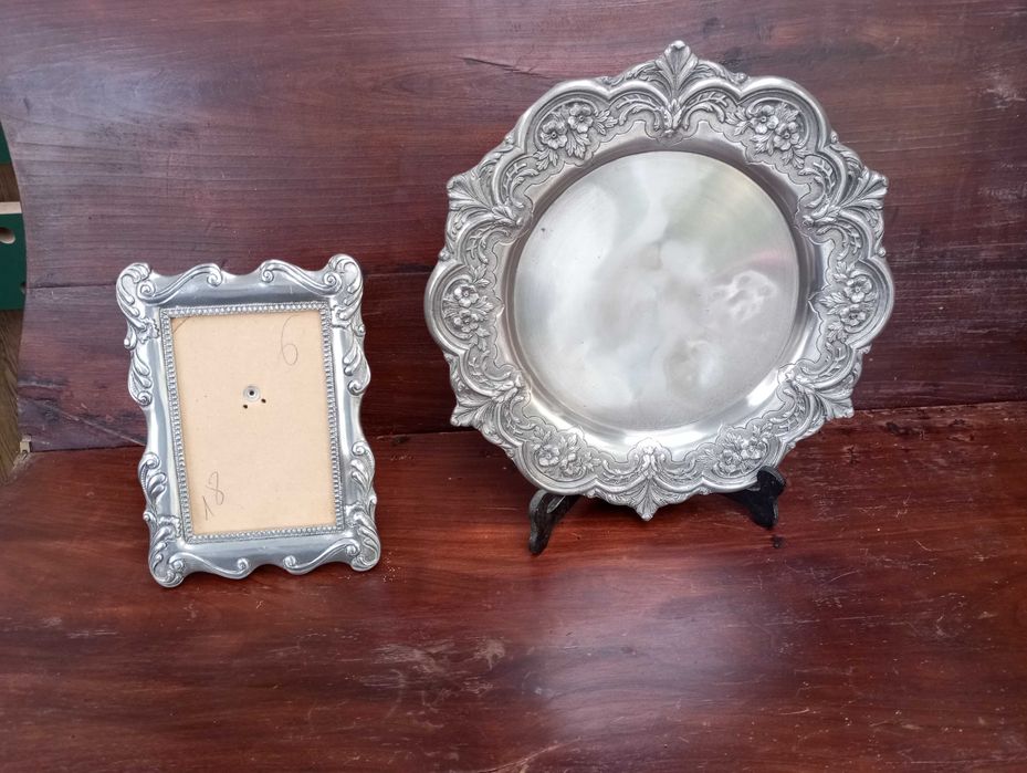 Conjunto de Moldura e Salva em Estanho