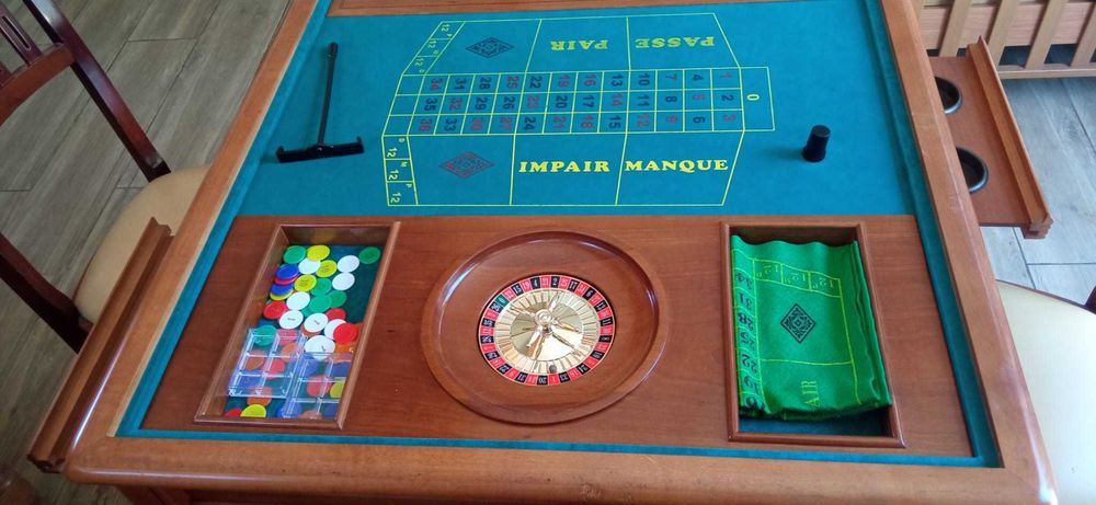 Mesa de Jogos Completa + 4 Cadeiras = QUATRO JOGOS NUMA SÓ MESA!  Cartas • Xadrez • Damas • Roleta =