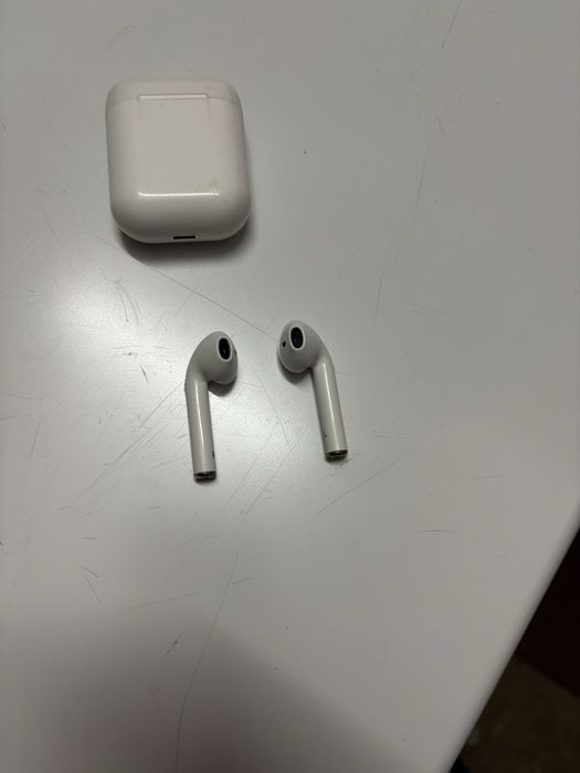 Fones sem fios brancos com caixa