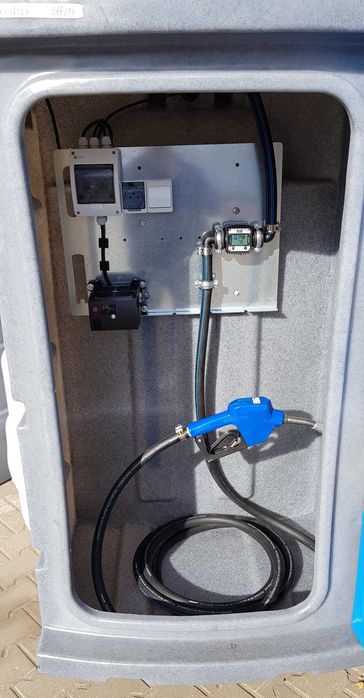 Zbiornik JFC 1600 Single AdBlue z dużą skrzynią