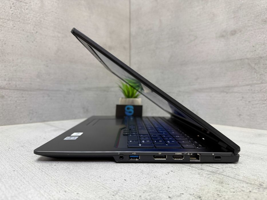 Стильний ноутбук Fujitsu U7510/i5-10310u/15.6"/256gb ssd/4G
