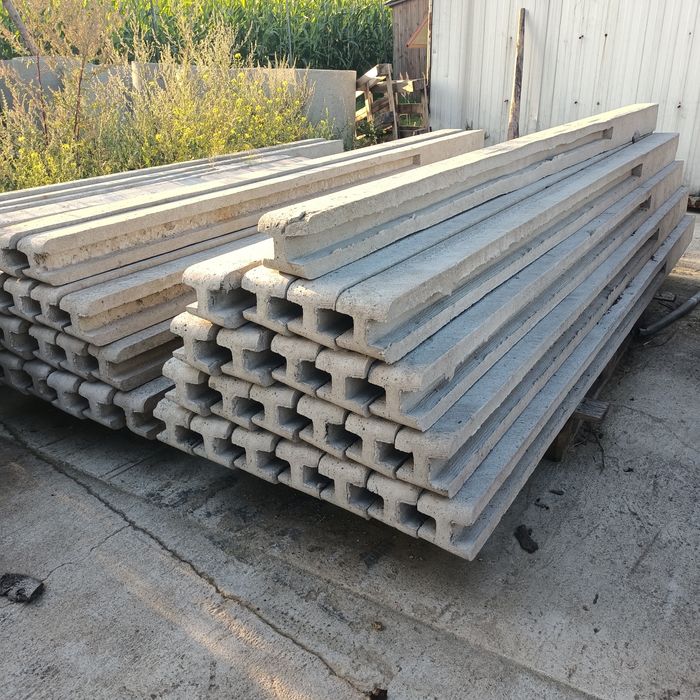 Słupki betonowe . Podpory płotu. Na 4 płyty . 200 cm wysoki płot