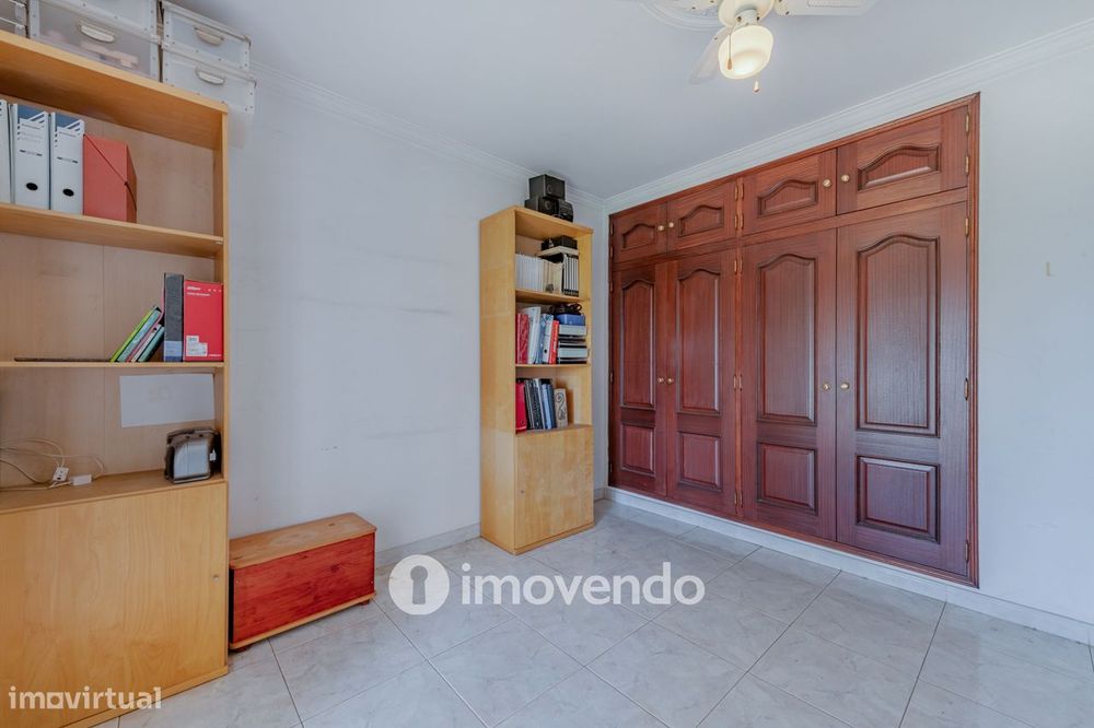 Moradia T4, com áreas amplas e jardim, em Faro