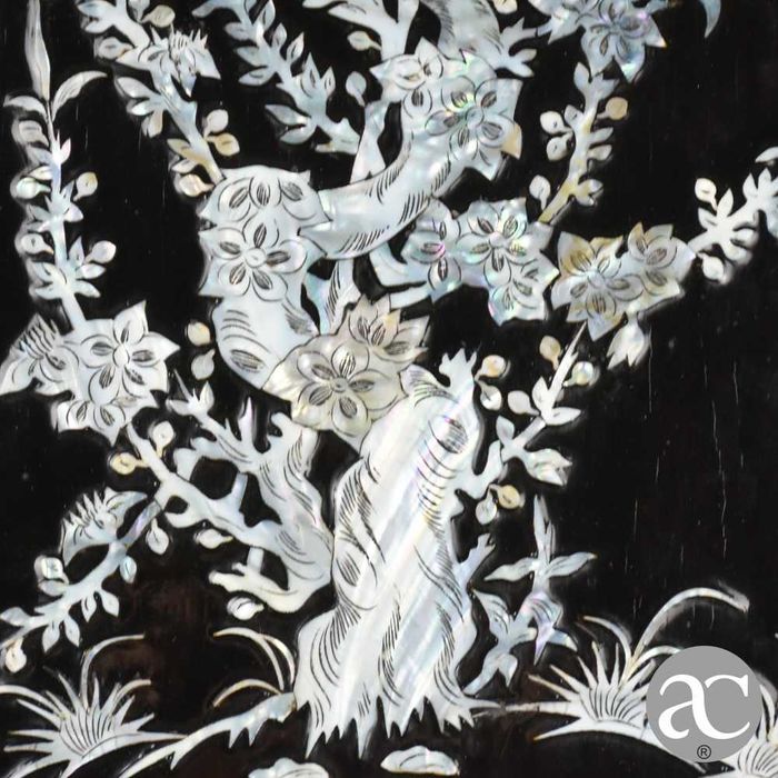 Painel chinês em madeira lacada com embutidos em madrepérola