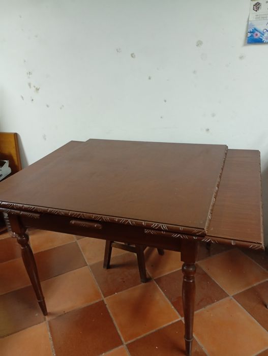 Mesa sala de jantar extensível a dois metros e vinte.