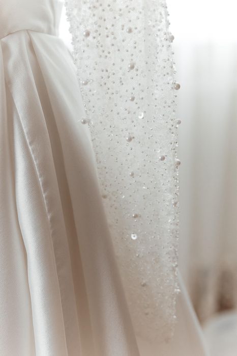 Весільна сукня.