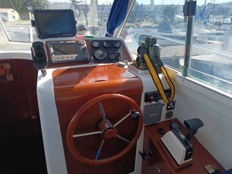 Łódź motorowa kabinowa / jacht motorowy Beneteau Antares 9