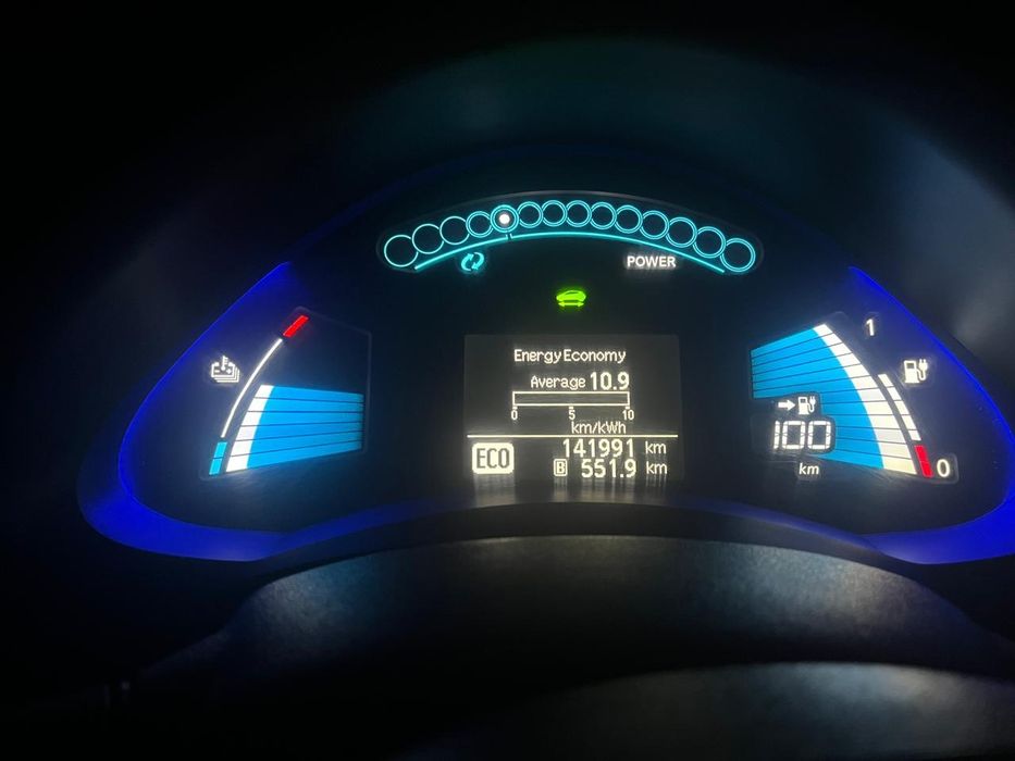 Nissan leaf з підігрівом і сонячною панелью