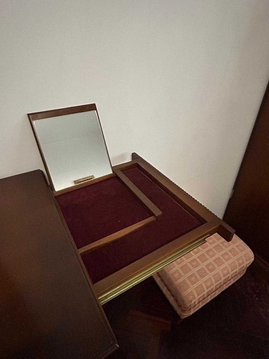 Cómoda em cerejeira com 7 gavetas e espelho