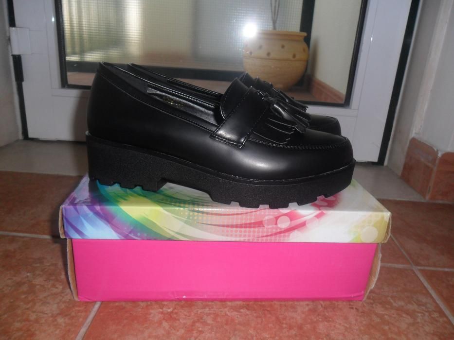 Sapatos pretos novos