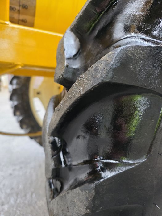 Opryskiwacz ciągany Dubex 2500 l 21m
Szerokość 21-24m 
Rok produkcji: