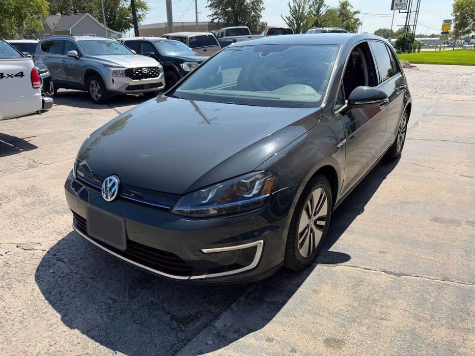 Volkswagen e-Golf SE      2016