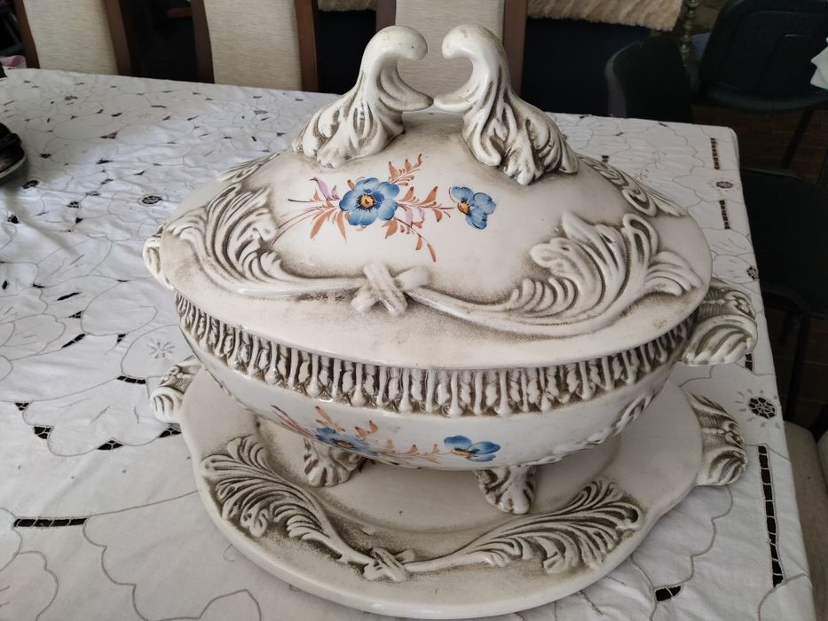 Terrina antiga de cerâmica com prato