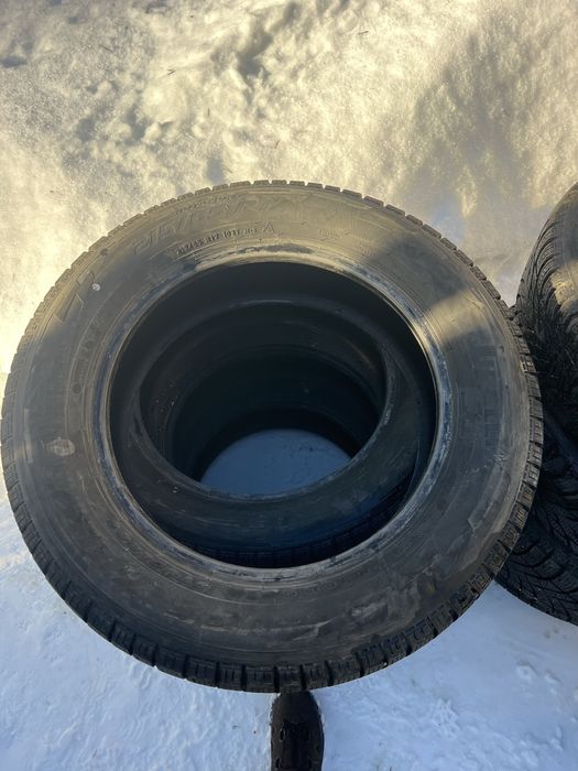 215/65/17 Pirelli ice zero