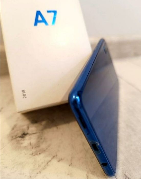 Samsung Galaxy A7 2018  w kolorze niebieskim