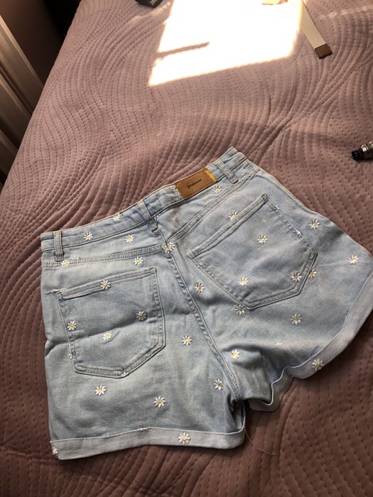 Krótkie szorty z wysokim staniem w stokrotki stradivarius