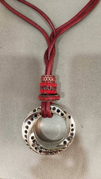 Colar cor vermelha e metal.