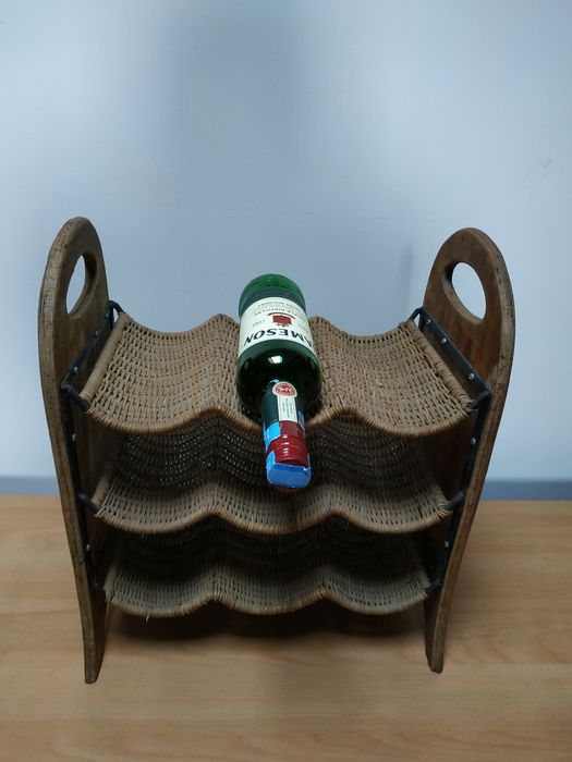 Garrafeira antiga em madeira e palhinha