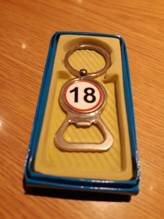 brelok okrągły otwieracz  18 urodziny