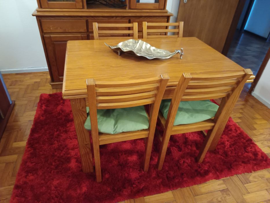 Mesa extensível com 4 cadeiras