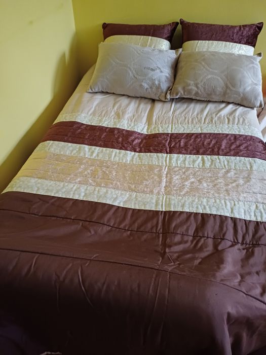 Coberta cama de casal +4 almofadas. 15 euros.