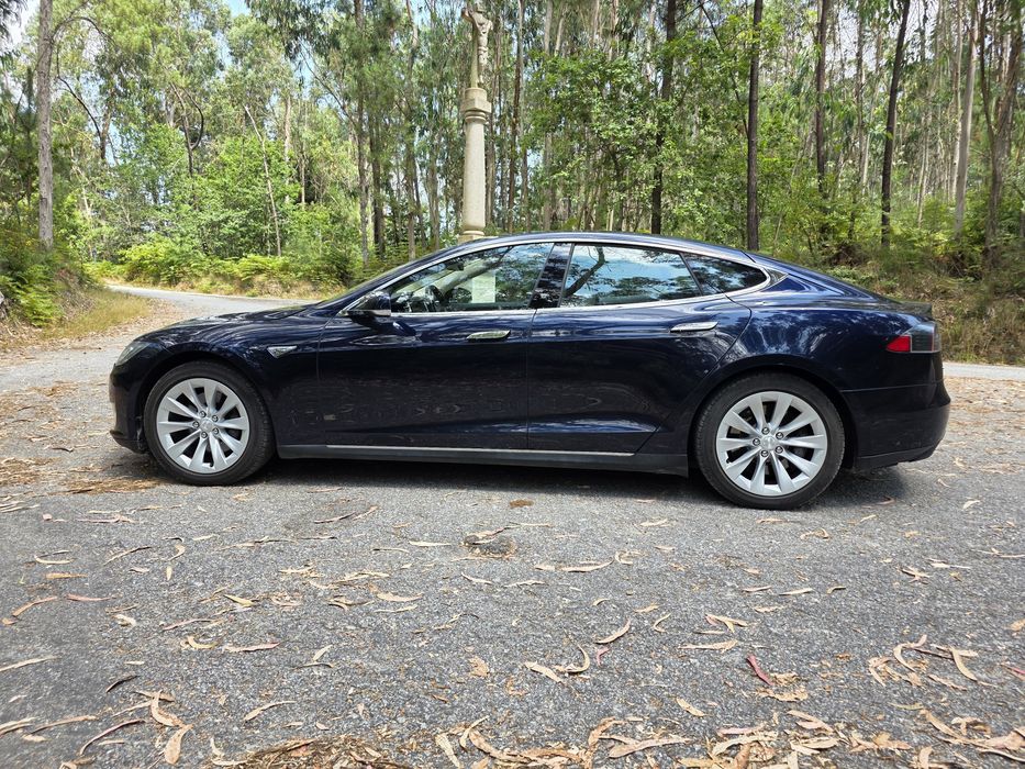 Tesla S85 carregamentos gratuitos
