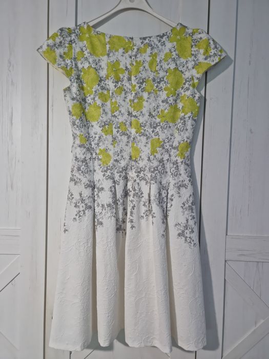 Elegancka biała sukienka midi we wzory M