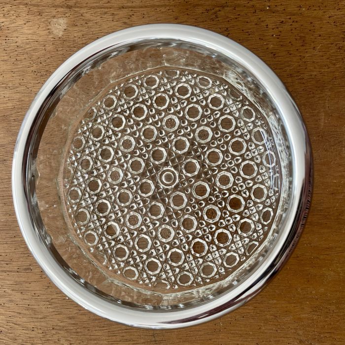 Taça de vidro Hobnail com remate prateado.
