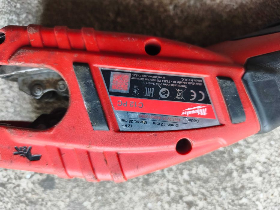 Obcinak milwaukee c12