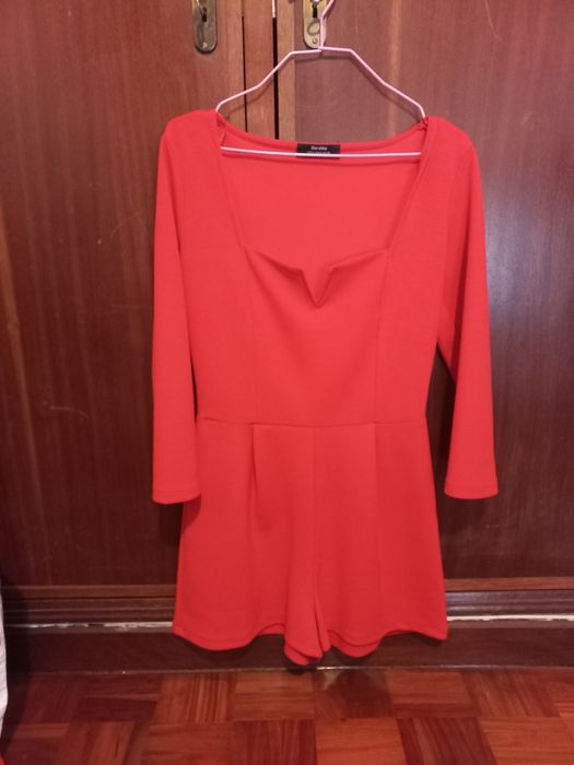 Macacão vermelho tamanho M