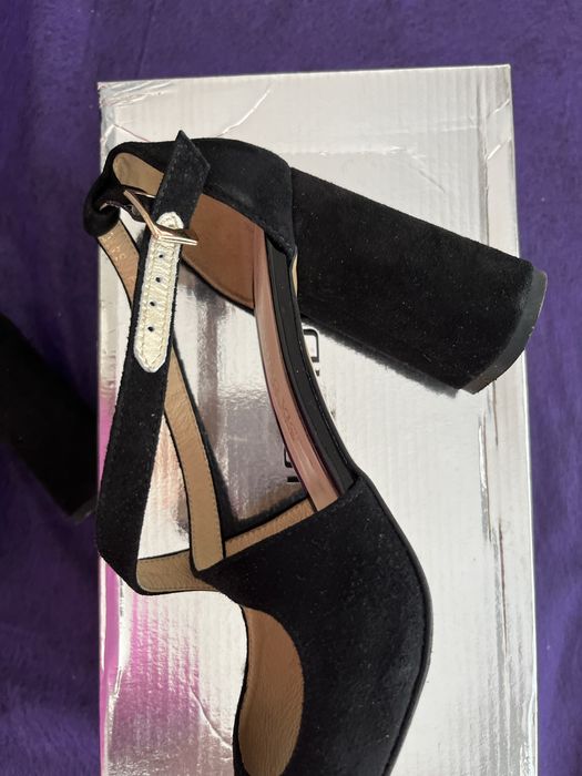 Продам босоніжки замшеві