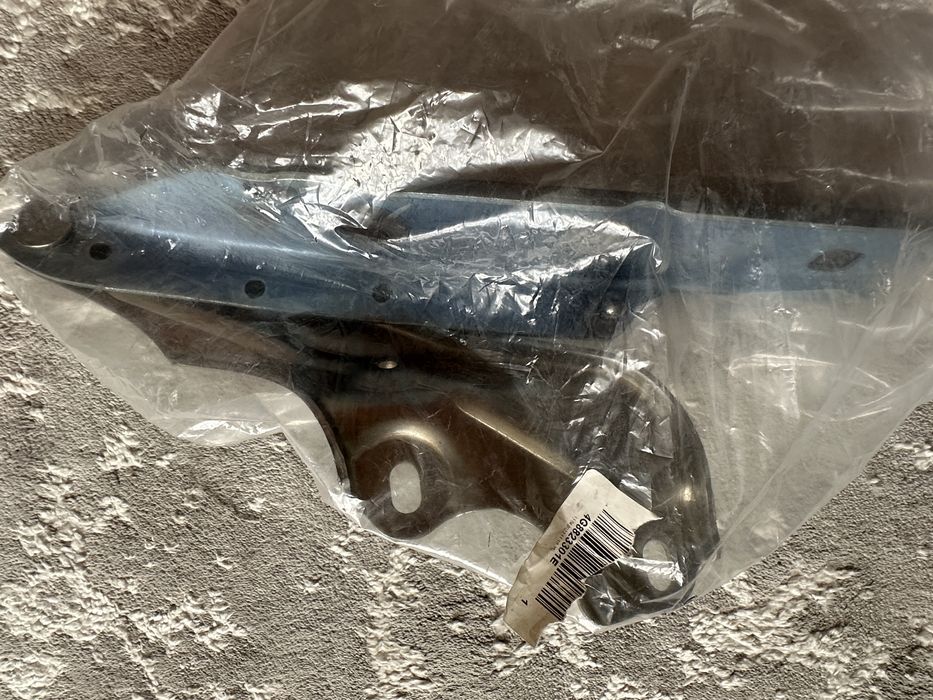 Петля катопу ліва оригінал Audi A6 A7 S6 S7 C7