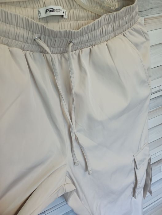 Spodnie damskie beżowe śliski materiał