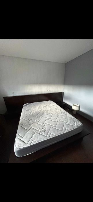 Cama, mesas de cabeceira, cómoda e estante